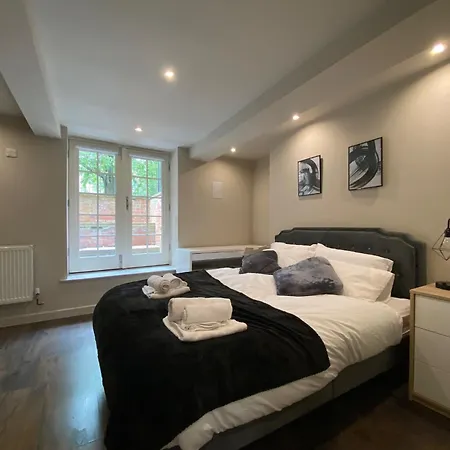 Stunning King In The Heart Of Center ليدز