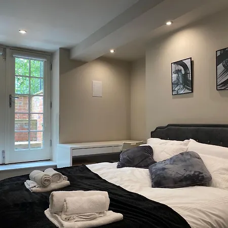 Stunning King In The Heart Of Center *