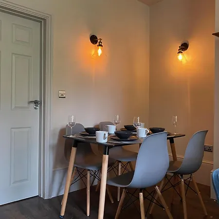 Stunning King In The Heart Of Center * ليدز