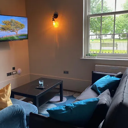 Stunning King In The Heart Of Center * ليدز