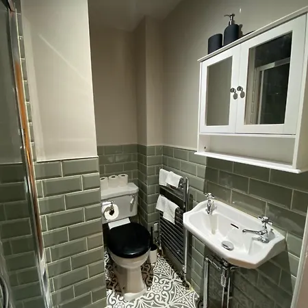 Stunning King In The Heart Of Center ليدز