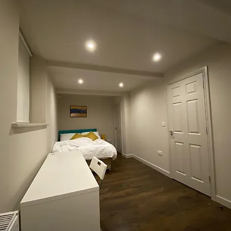 Stunning King In The Heart Of Center * ليدز