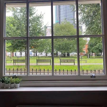 Stunning King In The Heart Of Center * ليدز