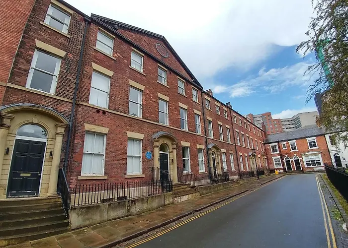 Stunning King In The Heart Of Center *