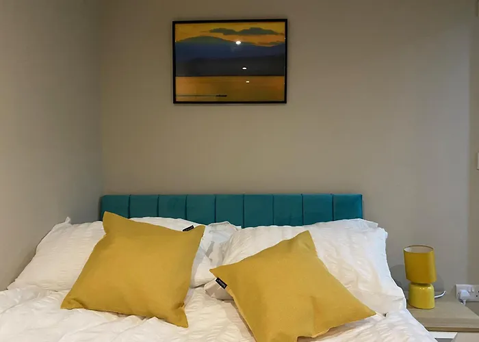 Stunning King In The Heart Of Center Лідс