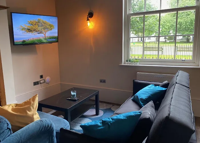 Stunning King In The Heart Of Center * Лідс