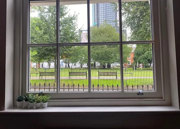 Stunning King In The Heart Of Center * Лідс