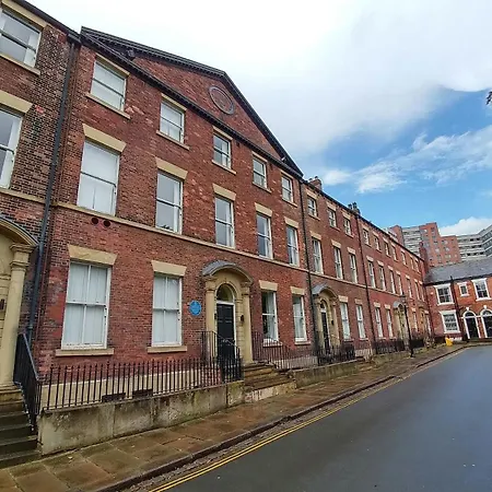 Stunning King In The Heart Of Center *