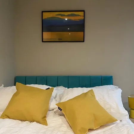 Stunning King In The Heart Of Center Лидс