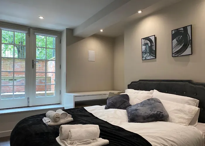 Stunning King In The Heart Of Center *