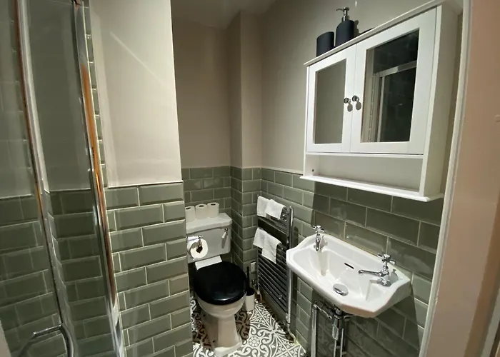 Stunning King In The Heart Of Center Лидс